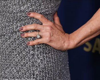 شاهد .. الخاتم الماسي في إصبع جنيفر أنيستون يطرح التساؤلات عن إرتباطها