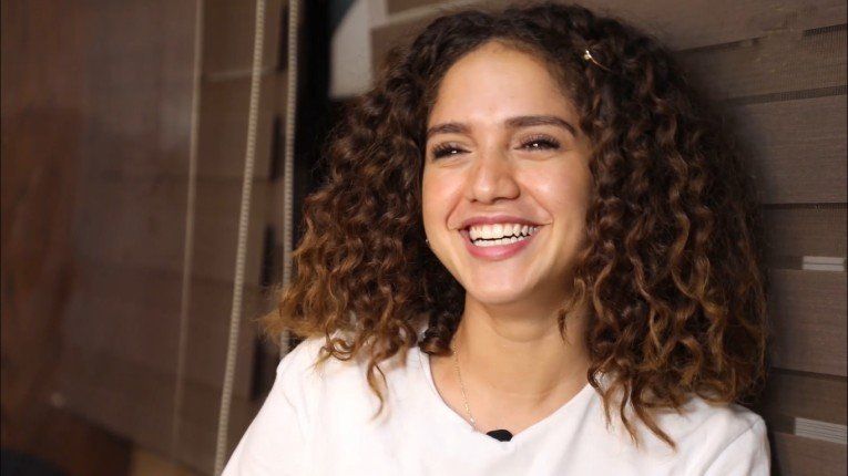 اتفرج.. رنا رئيس تتعرض لموقف محرج أمام السيسي