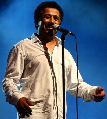 شاهد .. الشاب خالد يحتفل بعيد ميلاده كل أربع سنوات .. وهذا السبب