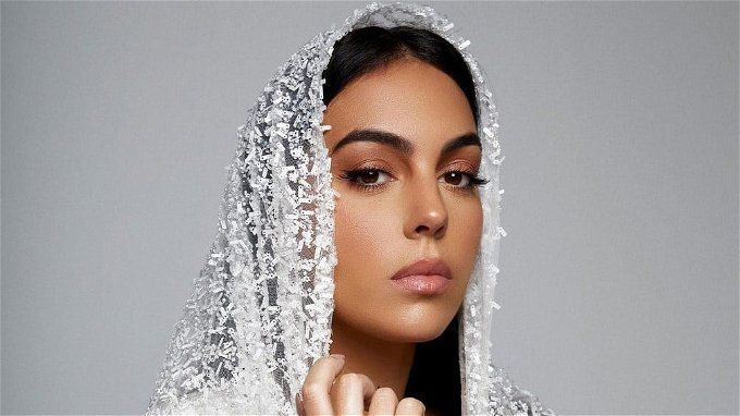 جورجينا بالحجاب.. أثارت جدل كبير بالبلوزة الكت والطرحة على رأسها