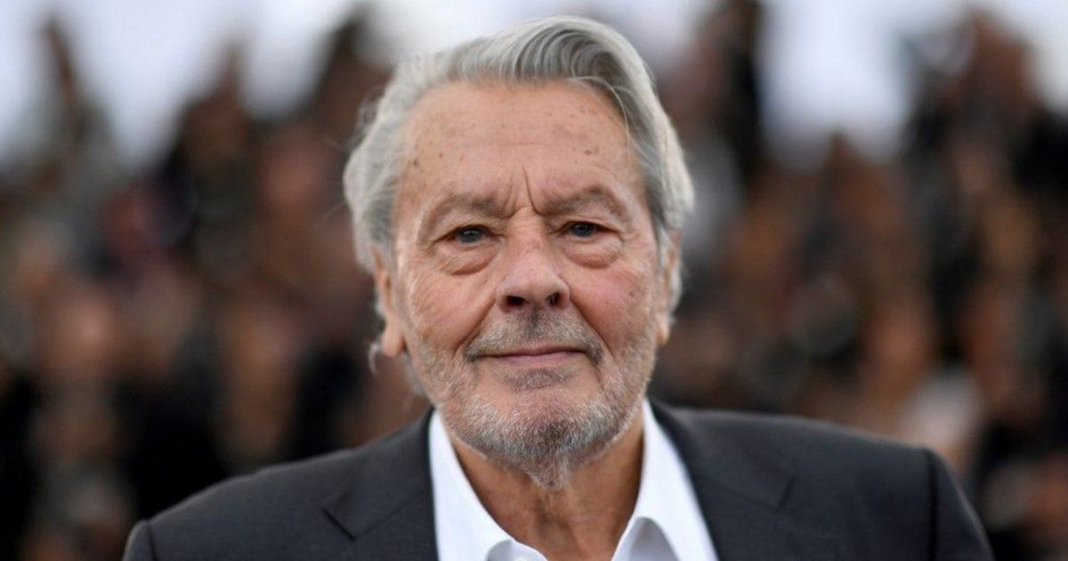 شاهد .. الشرطة الفرنسية تضبط 72 قطعة سلاح في منزل النجم السينمائي آلان ديلون