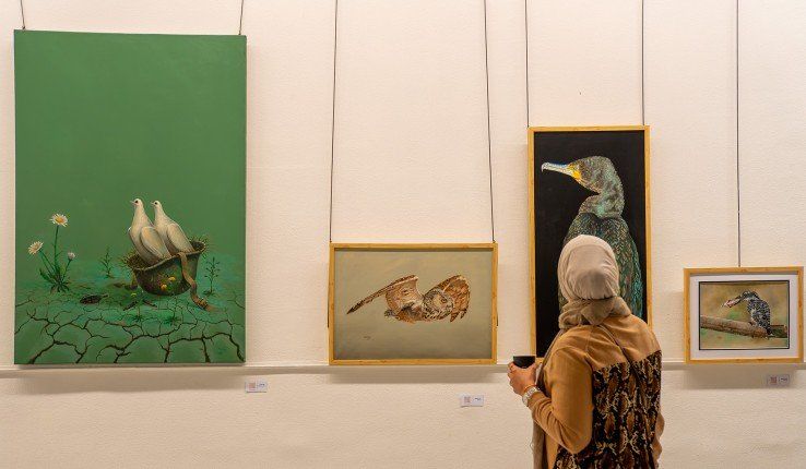 معرض يوثق «طيور الكويت» بأعمال مستوحاة من فنون أحمد سالم (صور)