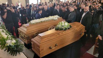 شاهد .. بالصور وبالفيديو - بدء مراسم دفن فادي إبراهيم ووالدته