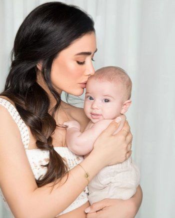 شاهد .. جيسيكا عازار تستعيد ذكرياتها مع إبنها بعمر الـ 3 أشهر.. وجلسة تصوير رائعة