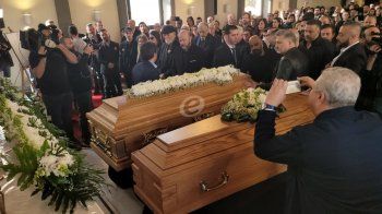 شاهد .. بالصور وبالفيديو - بدء مراسم دفن فادي إبراهيم ووالدته