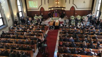 شاهد .. بالصور وبالفيديو - بدء مراسم دفن فادي إبراهيم ووالدته