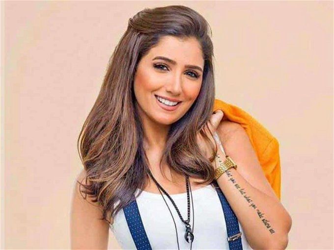 مي عمر في عشاء النجوم بالزمالك.. فستانها قصير وإطلالتها خطف الأنظار