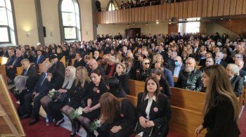 شاهد .. بالصور وبالفيديو - بدء مراسم دفن فادي إبراهيم ووالدته