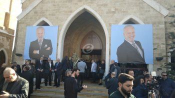 شاهد .. بالصور وبالفيديو - بدء مراسم دفن فادي إبراهيم ووالدته