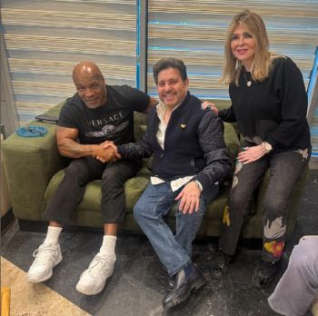 شاهد .. بالصورة - هاني شاكر برفقة مايك تايسون من مطار القاهرة