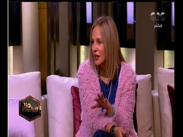 سر ظهور شيرين رضا بالعكاز مع منى الشاذلي.. اعرف موعد شفائها ومرضها