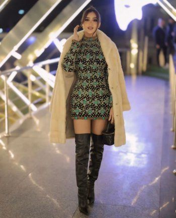 شاهد .. مي عمر تتألق بفستان مرصع بالأحجار.. وهذا سعر حقيبتها الصغيرة