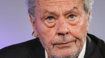 شاهد .. مداهمة منزل ممثل عالمي وضبط أكثر من 70 سلاحاً نارياً فيه