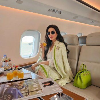 شاهد .. بالصور- لجين عمران تضج أناقة على متن طائرتها الخاصة.. وهذا سعر حقيبة يدها الخيالي