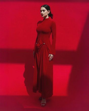 شاهد .. بفستان أحمر رائع..روان بن حسين تبهر العيون باناقتها و أنثتها