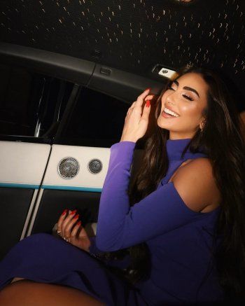 شاهد .. بالصور- نور الغندور تتألق بفستان ساحر إلى جانب سيارتها الفارهة