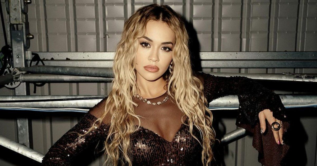 شاهد .. ريتا أورا تخطف الانظار بإطلالة لامعة و جمالها يسحر الجمهور