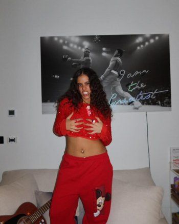 شاهد .. جنا عمرو دياب تبكي بحرقة بأحدث ظهور لها.. والجمهور يتفاعل مع صوتها