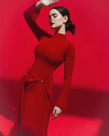 شاهد .. بفستان أحمر رائع..روان بن حسين تبهر العيون باناقتها و أنثتها