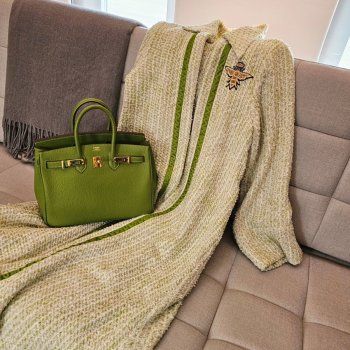 شاهد .. بالصور- لجين عمران تضج أناقة على متن طائرتها الخاصة.. وهذا سعر حقيبة يدها الخيالي