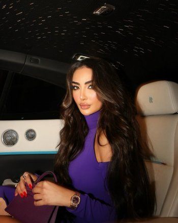 شاهد .. بالصور- نور الغندور تتألق بفستان ساحر إلى جانب سيارتها الفارهة