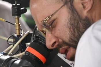 شاهد .. خاص - سليم الترك يجسد قصصاً حقيقية في مسرحيته " I Feel Good " وهذا ما قاله عن الكليبات الغنائية