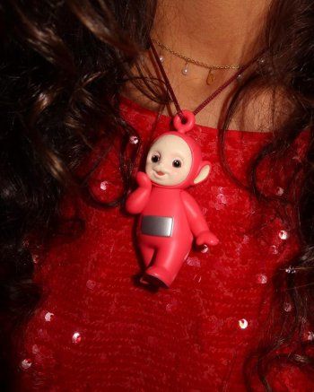 شاهد .. جنا عمرو دياب تبكي بحرقة بأحدث ظهور لها.. والجمهور يتفاعل مع صوتها