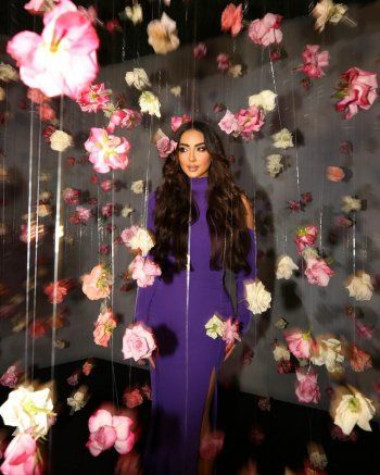 شاهد .. بالصور- نور الغندور تتألق بفستان ساحر إلى جانب سيارتها الفارهة