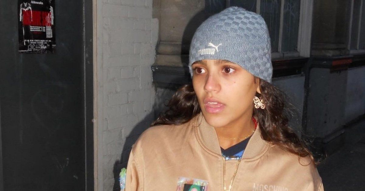 شاهد .. جنا عمرو دياب تبكي بحرقة بأحدث ظهور لها.. والجمهور يتفاعل مع صوتها