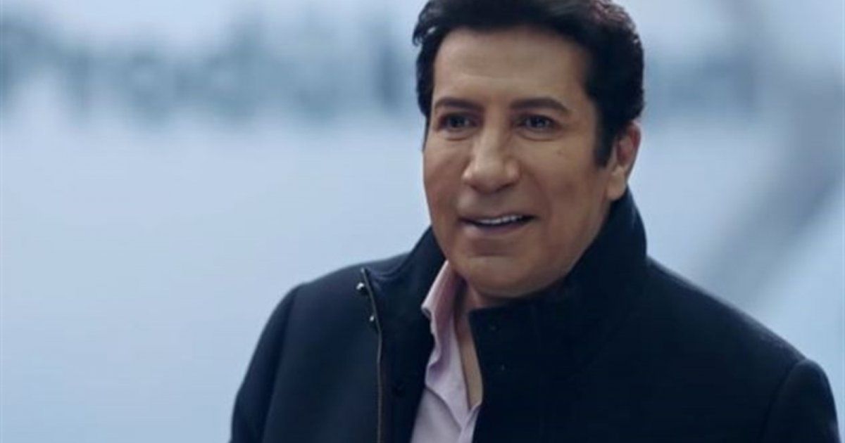 شاهد .. الحزن يسيطر على هاني رمزي أثناء تشييعه عمه- بالصور