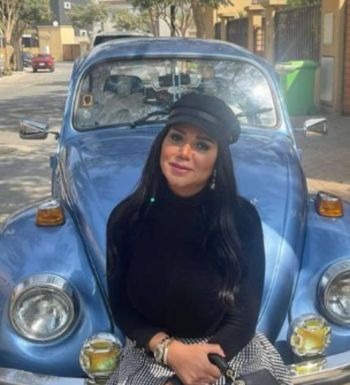 شاهد .. رانيا يوسف تكشف صورة أول سيارة إشترتها من مالها الخاص