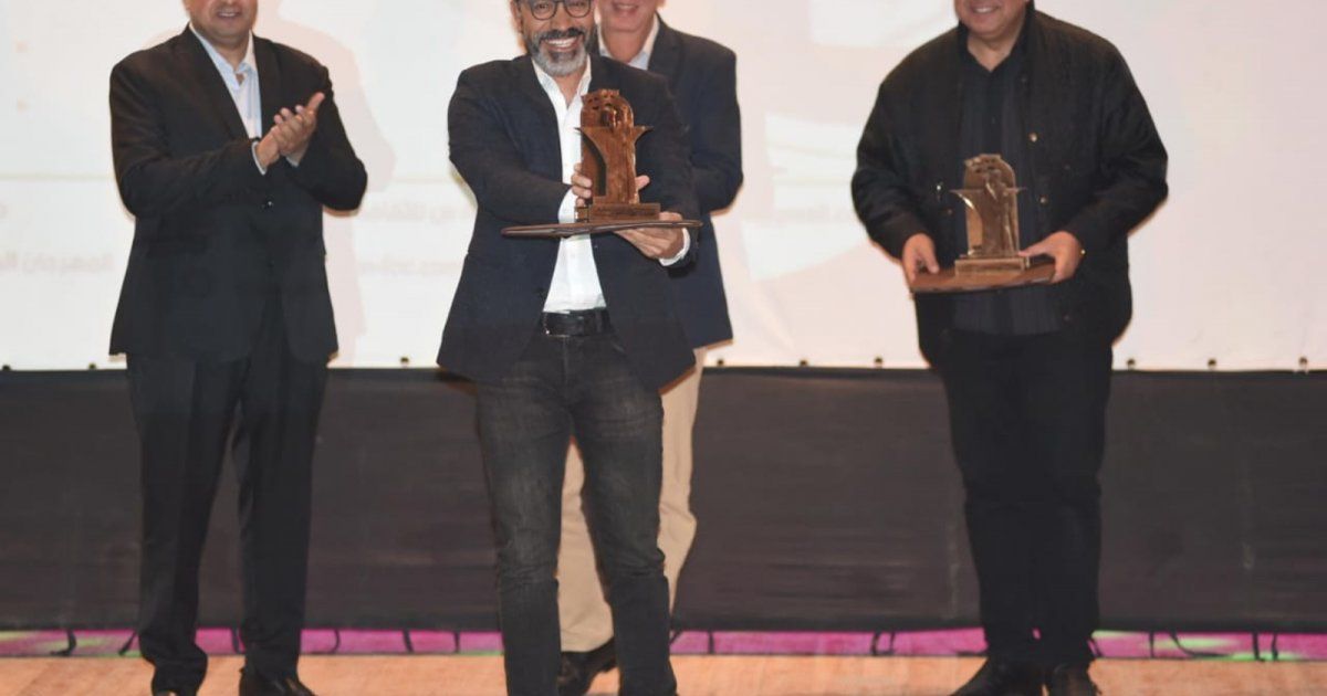 شاهد .. سامح حسين مكرماً في مصر