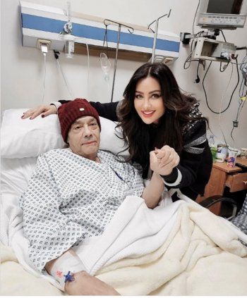 شاهد .. بصورة إلى جانبه في المستشفى..لطيفة التونسية برسالة حزينة بعد رحيل حلمي بكر عن عالمنا
