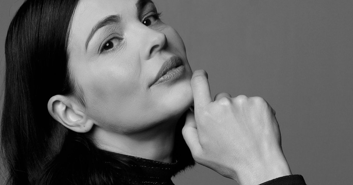 شاهد .. عارضة أزياء إشتهرت بجمالها في التسعينيات.. تعرفوا عليها بين الماضي والحاضر