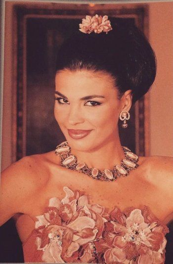 شاهد .. عارضة أزياء إشتهرت بجمالها في التسعينيات.. تعرفوا عليها بين الماضي والحاضر