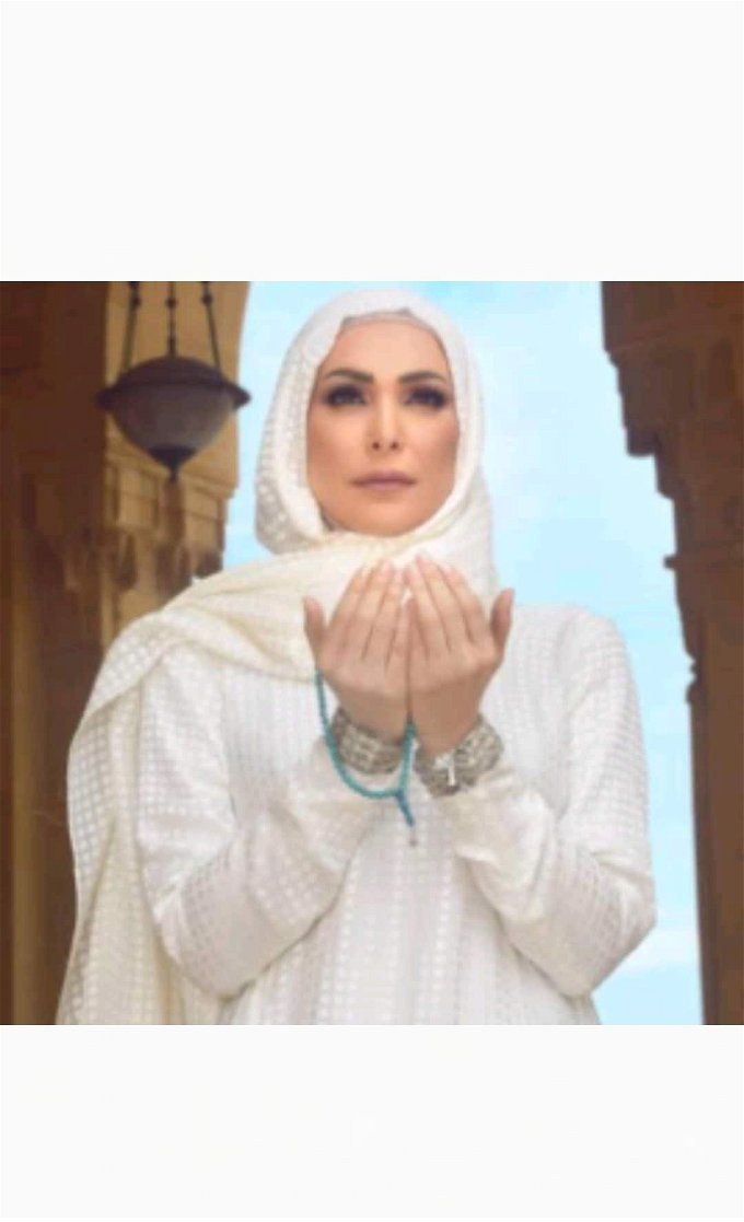 الفنانة المعتزلة أمل حجازي تخلع الحجاب بعد 7 سنوات من ارتدائه.. كيف أصبح شكلها؟