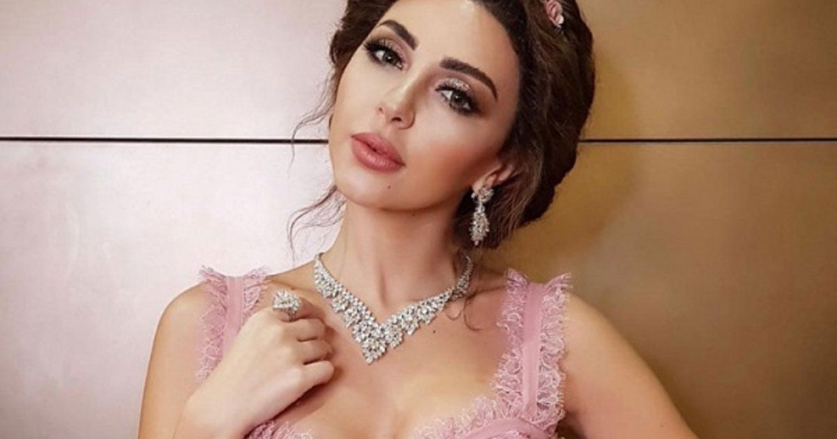 شاهد .. ميريام فارس تتمرّن بالمايوه في مسبح منزلها وتعتمد فستاناً طويلاً لهذه المناسبة-بالصورة والفيديو