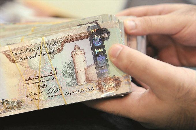 الدرهم الاماراتي في يد أحد الأشخاص