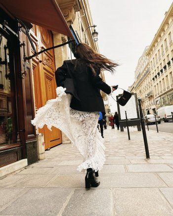 شاهد .. هاندا أرتشيل تتجول في شوارع باريس بالملابس الداخلية- بالصور