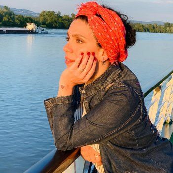 شاهد .. خاص - سينتيا كرم تكشف ما حصل معها في كواليس " شيكاغو بالعربي " و" غمض عين فتح عين " و " Home for Christmas "