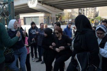 شاهد .. بعد اتهامها بالتسبب في وفاة حلمي بكر..صورة لأرملته في جنازته وهذه حالتها