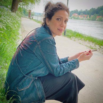 شاهد .. خاص - سينتيا كرم تكشف ما حصل معها في كواليس " شيكاغو بالعربي " و" غمض عين فتح عين " و " Home for Christmas "