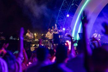 شاهد .. إليكم سعر فستان روبي الذي تألقت به في المملكة العربية السعودية