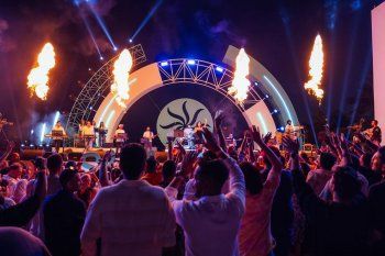 شاهد .. إليكم سعر فستان روبي الذي تألقت به في المملكة العربية السعودية