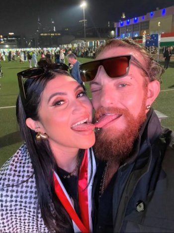 شاهد .. زوجة أويس المخللاتي تشارك لقطات رومانسية لهما .. قبلات حميمة وحركات جريئة! - بالصور