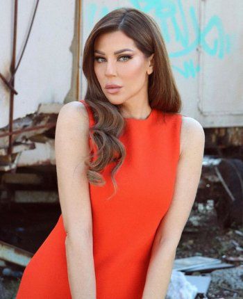 شاهد .. كارلا حدّاد بإطلالة أنيقة مفعمة بالألوان.. وهذا سعرها!