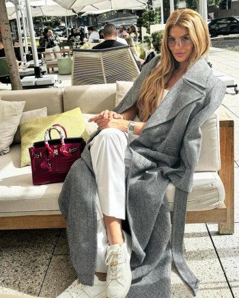 شاهد .. بالصور-ساندرا رزق تتألق بإطلالة كاجوال رائعة من شورع بيروت..و سعر مرتفع جداً لحقيبة يدها