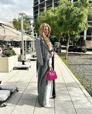 شاهد .. بالصور-ساندرا رزق تتألق بإطلالة كاجوال رائعة من شورع بيروت..و سعر مرتفع جداً لحقيبة يدها