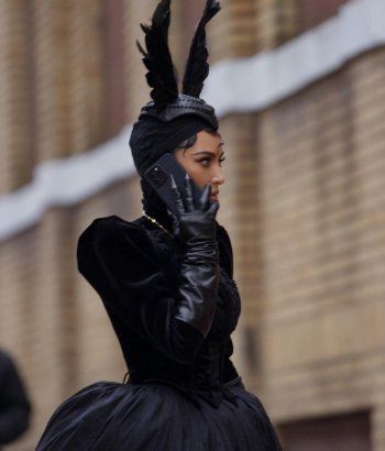 شاهد .. بالصور- كيم كارداشيان تحمس الجمهور لتجربتها في التمثيل بلباس غريب جداً