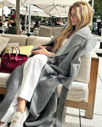 شاهد .. بالصور-ساندرا رزق تتألق بإطلالة كاجوال رائعة من شورع بيروت..و سعر مرتفع جداً لحقيبة يدها